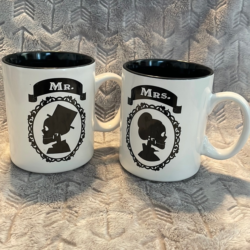 Set of 2 Oversized Mr. & Mrs. Skull Mugs 💀
